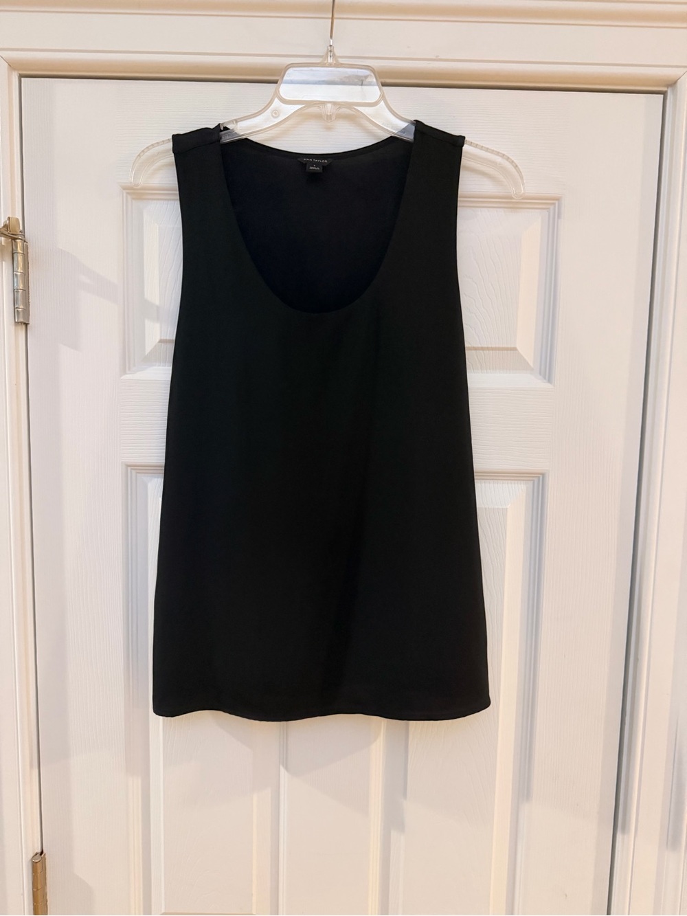 Ladies Size Small "Ann Taylor" Black Sleeveless Scoop Neck Tank GUC